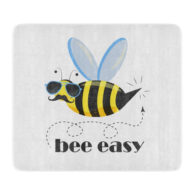 Bienenfigur mit Schnurrbart-Sonnenbrille Bee Easy Schneidebrett (Vorderseite)