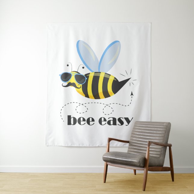 Bienenfigur mit Schnurrbart-Sonnenbrille Bee Easy Wandteppich (Beispiel)