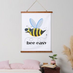 Bienenfigur mit Schnurrbart-Sonnenbrille Bee Easy Wandteppich Mit Holzrahmen