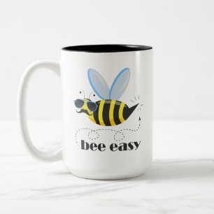 Bienenfigur mit Schnurrbart-Sonnenbrille Bee Easy Zweifarbige Tasse
