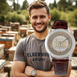 Bienensterube mit 3 Bienenstöcken auf Kraft Armbanduhr<br><div class="desc">Drei moderne Bienenstöcke auf Elfenbeinhintergrund mit Kraftbegrenzer. Kleine Honigbienen,  die über den Bienenstöcken fliegen. Ein elegantes,  wundervolles Geschenk für Imker und Imker. Schöne Armbanduhr zum Tragen am Bauer und auf lokalen Messen.</div>