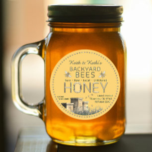 Bienenstöcke und kleine Bienen auf Gelb Runder Aufkleber