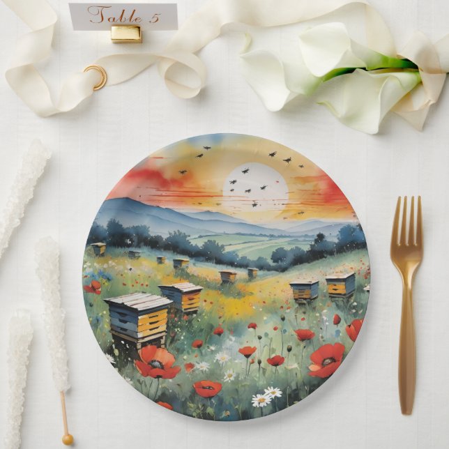 Bienenstöcke und rote Poppione bei Sonnenaufgang Pappteller (Hochzeit)
