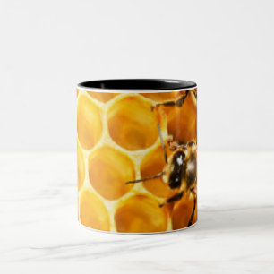 Bienenwabe und Bienen-Muster-Entwurf Zweifarbige Tasse