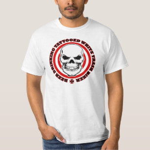 Bier, das tätowierten White Trash-Radfahrer trink T-Shirt