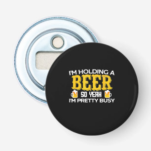 Bier Drinker Ich halte ein Bier zum Geburtstag. Flaschenöffner