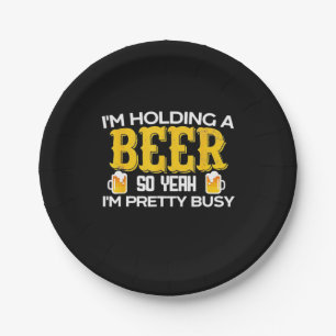 Bier Drinker Ich halte ein Bier zum Geburtstag. Pappteller