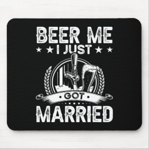 Bier für mich, ich habe gerade geheiratet Lustiger Mousepad