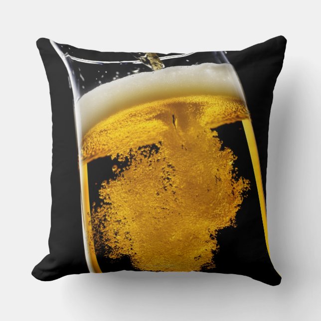 Bier gegossen in Glas Kissen (Vorderseite)