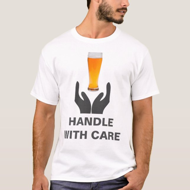 Bier-Glas-Handle mit vorsichtigem Weiß T-Shirt (Vorderseite)