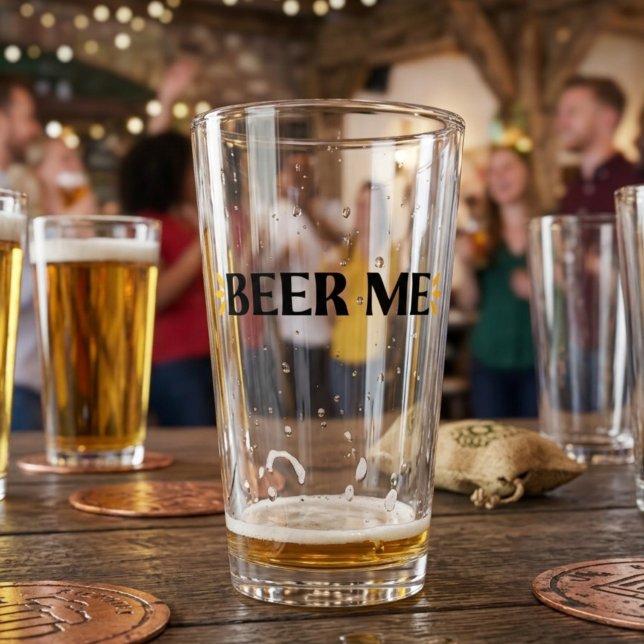 Bier her | Lustige Typografie Pint-Glas Glas (Von Creator hochgeladen)