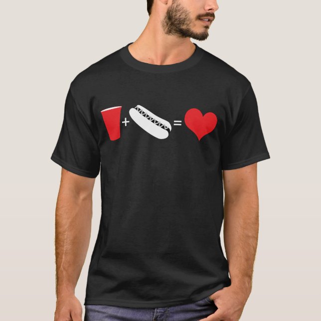 Bier + Hotdogs = Liebe T-Shirt (Vorderseite)