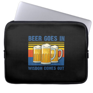 Bier kommt in Weisheit zum Vintagen Geburtstag. Laptopschutzhülle