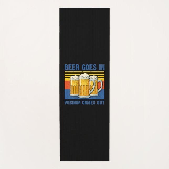 Bier kommt in Weisheit zum Vintagen Geburtstag. Yogamatte (Vorderseite)