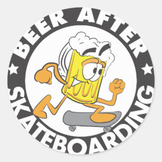 Bier nach dem Skateboarding-Aufkleber Runder Aufkleber