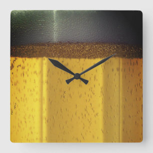 Bier-Tasse mit Bläschen und Schaumstoff Quadratische Wanduhr