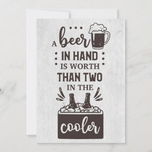 Bier trinkt ein Bier in der Hand ist wert Einladung