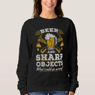 Bier und scharfe Gegenstände, die den Spezialisten Sweatshirt