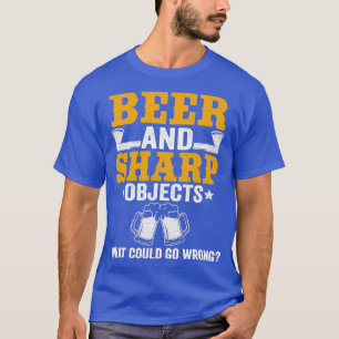 Bier und scharfe Objekte, die sich durch ein dreck T-Shirt