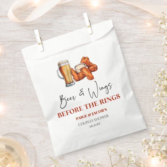 Bier und Wings vor dem Rings Couples Shower Geschenktütchen (Ausgeschnitten)