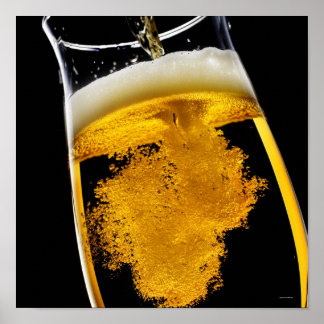 Bier wurde in Glas gegeben Poster