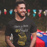Biere bis 40 Jahre Typografie Geburtstag T-Shirt<br><div class="desc">Informeller und lustiger Beifall und Biere Männer 40 Geburtstagsparty personalisierter dunkler T - Shirt mit einem extravaganten Typografie-Skript und einer großen gelben Doodle Bierbrauer-Tasse.                Geeignet für alle Altersgruppen oder Meilensteine. Einfach zu personalisieren,  indem Alter und Name geändert werden!</div>