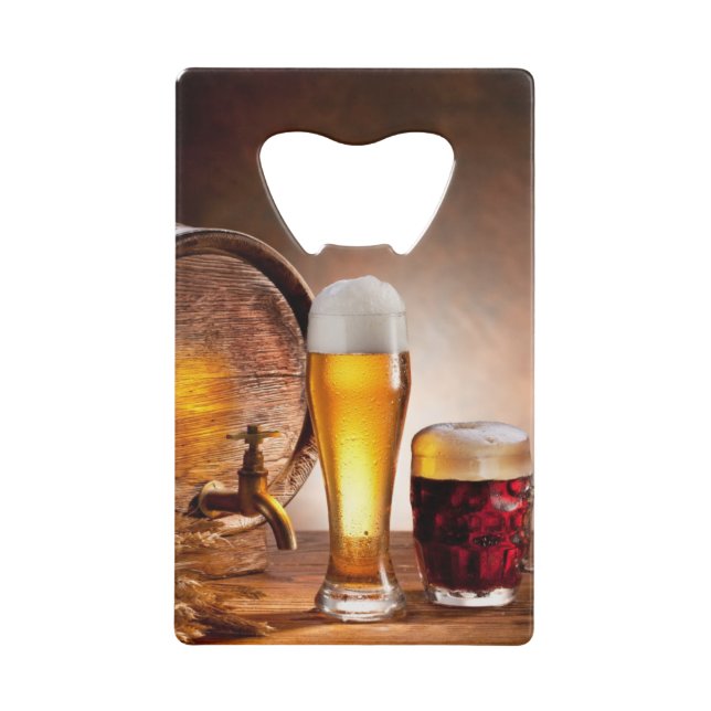 Bierfass mit Bierbrille auf einem Holztisch 2 Geldkarten Flaschenöffner (Vorderseite)