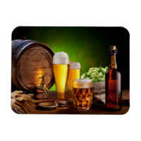 Bierfass mit Bierbrille auf einem Holztisch