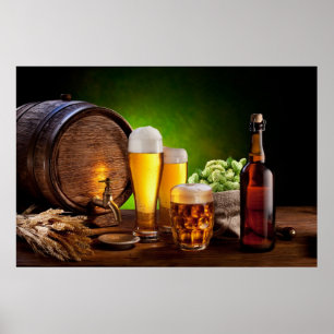 Bierfass mit Bierbrille auf einem Holztisch Poster