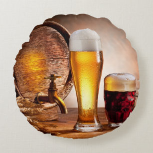 Bierfaß mit Biergläsern auf einer hölzernen Rundes Kissen