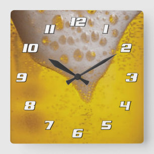 Bierglas mit Bläschen und Schaumstoff mit Zahlen Quadratische Wanduhr