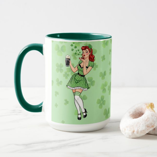 Bierliebendes irisches Pin-Up-Girl Tasse (Mit Donut)