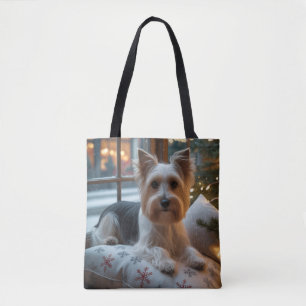 Biewer Terrier mit Weihnachtsbeleuchtung Feiertag