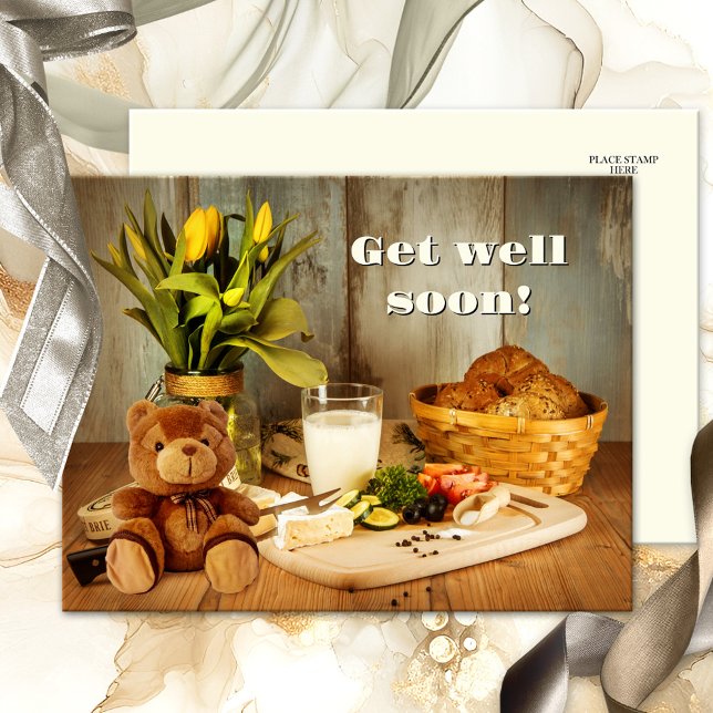 Big Bear Hug bald wieder gut Postkarte (Retro get well soon postcard featuring a cute teddy bear at a table with fresh food and flowers)