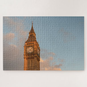 Big Ben in London gegen einen Himmel mit einigen Puzzle