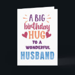 Big Birthday Hug Custom Birthday Card für Ehemann Dankeskarte<br><div class="desc">Zeigen Sie Ihrem Mann mit dieser lebendigen und herzlichen Geburtstagskarte, wie viel er Ihnen bedeutet! Mit der kühnen Nachricht "Ein großer Geburtstag Umarmung für einen wundervollen Ehemann" auf der Vorderseite ist es ein perfekter Weg, seinen besonderen Tag zu feiern. Auf der Rückseite befindet sich ein individualisierbarer Raum, in dem man...</div>