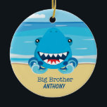 Big Brother Shark on Beach Ornament<br><div class="desc">Etwas Besonderes für den Großen Bruder!Es gibt eine Strandszene mit dem Ozean.  Im Ozean ist ein Hai. Sein Mund ist offen und zeigt seine großen scharfen Zähne.  Am Sand des Strandes befindet sich "Big Brother". Personalisieren Sie es mit einem Namen ganz besonders! Karo unsere vielen anderen Designs aus!</div>