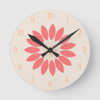 Big Coral Blume auf Creme Runde Wanduhr