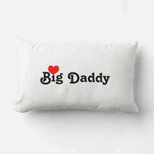 Big Daddy mit Red Heart Lumbar Pillow Lendenkissen