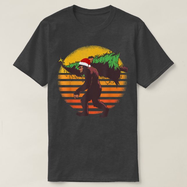 Big Foot Squatching im Wald mit Weihnachtsbaum und T-Shirt (Design vorne)