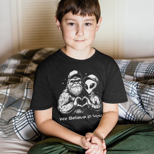 Big Foot und Alien Positive Affirmation Funny T-Shirt (Von Creator hochgeladen)