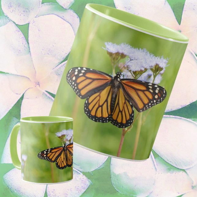 Big Monarch Butterfly auf Wildblumen Natur Tasse (Monarch Butterfly on Wildflowers Art Mug.)