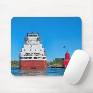 Big Red Lighthouse und ein Frachtschiff Mousepad