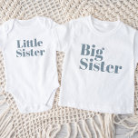 Big Sister | Dusty Blue Matching Sibling Family Baby T-shirt<br><div class="desc">Individuell bedrucktes Kleidungsstück personalisiert mit "Big Sister" Grafik in modernem Schriftart. Ideal für ein Foto zur Schwangerschaftsankündigung oder Geschenk für ältere Geschwister, wenn das neue Baby ankommt! Verwenden Sie die Entwurfswerkzeuge, um die Farben zu bearbeiten oder eigene Texte und Fotos hinzuzufügen, um ein eigenes T - Shirt zu erstellen. Wählen...</div>
