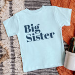 Big Sister | Navy Matching Sibling Family<br><div class="desc">Individuell bedrucktes Kleidungsstück personalisiert mit "Big Sister" Grafik in modernem Schriftart. Ideal für ein Foto zur Schwangerschaftsankündigung oder Geschenk für ältere Geschwister, wenn das neue Baby ankommt! Verwenden Sie die Entwurfswerkzeuge, um die Farben zu bearbeiten oder eigene Texte und Fotos hinzuzufügen, um ein eigenes T - Shirt zu erstellen. Wählen...</div>