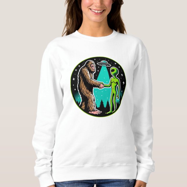 Bigfoot Alien Alliance - Funny Scifi Cryptid Sweatshirt (Vorderseite)