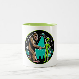 Bigfoot Alien Alliance - Funny Scifi Cryptid Zweifarbige Tasse