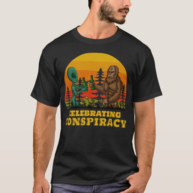 Bigfoot Alien Drinkers Ufo Conspiracy T-Shirt (Vorderseite)