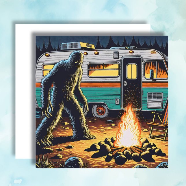 Bigfoot am Campfire und Retro Rv Karte (Von Creator hochgeladen)