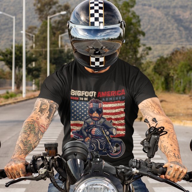 Bigfoot amerikanische Flagge 4. Juli Feiern T-Shirt (Von Creator hochgeladen)